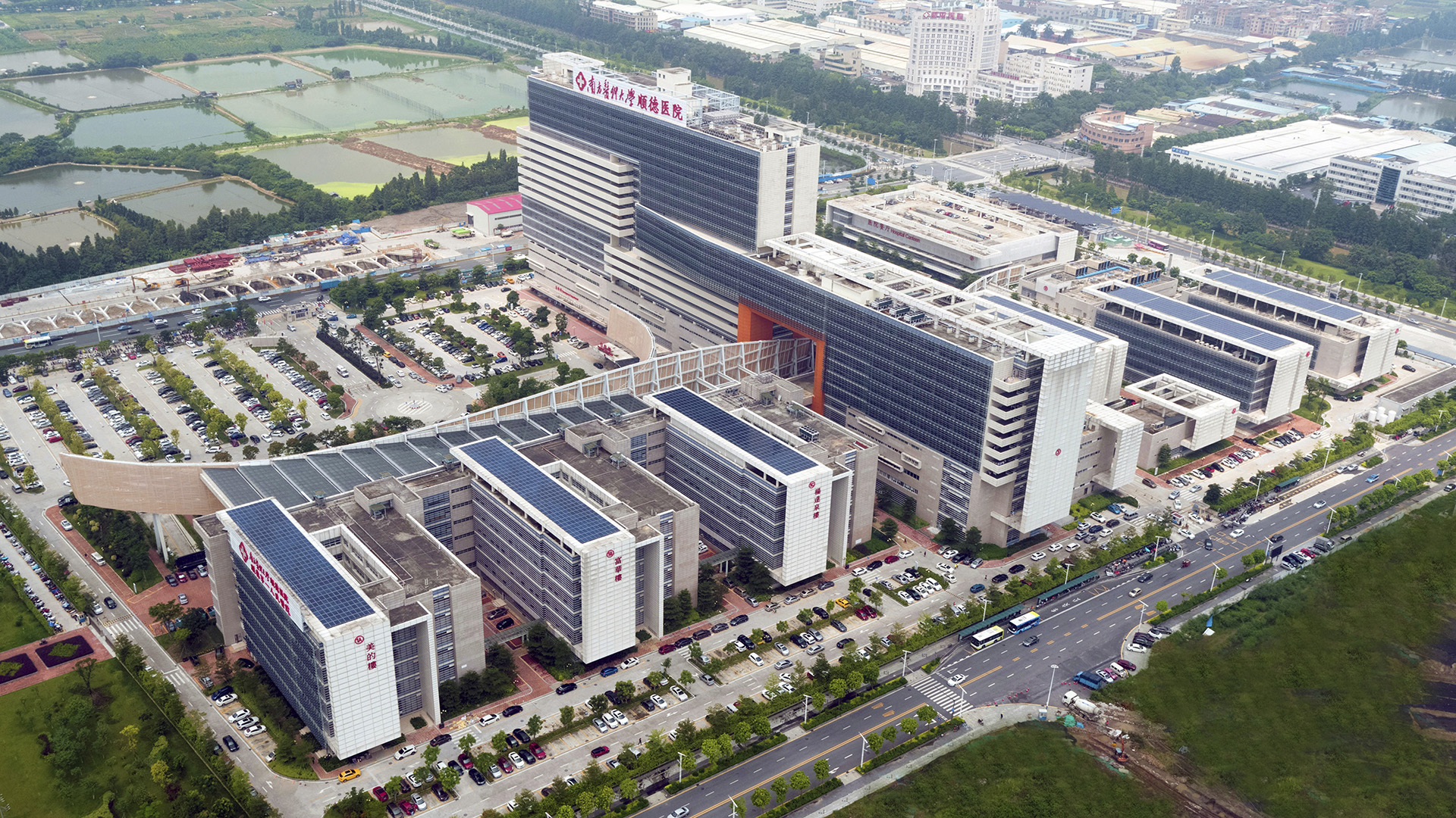 Better infection control can go hand-in-hand with more sustainable building design as at the Shunde Hospital of Southern Medical Facility.